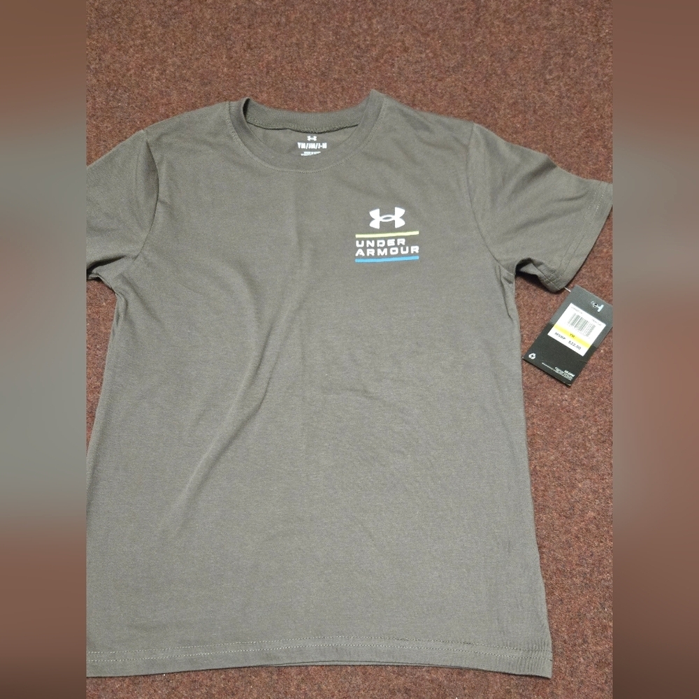 New! Boy's Under Armour Shirt In Size Medium Gray With Back Decal